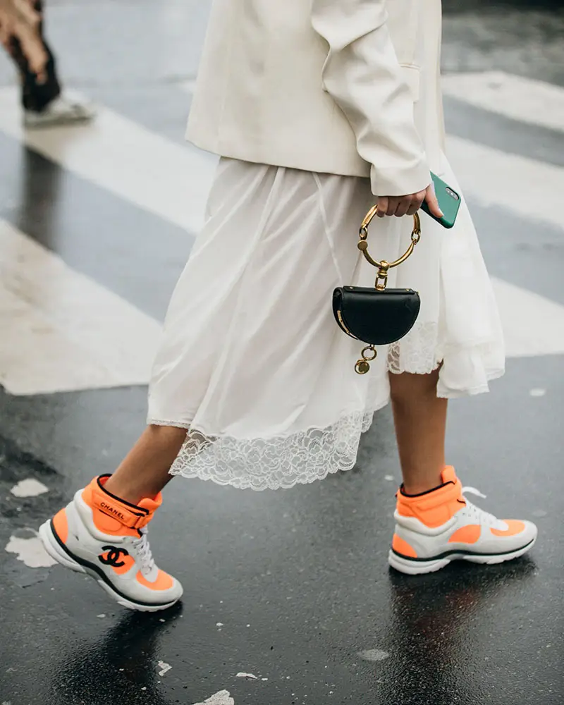 Stylische Sneaker im urbanen Setting