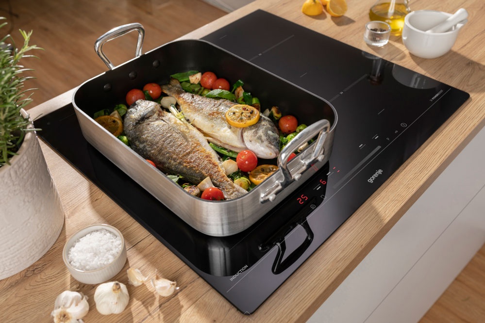 Induktionskochfeld mit Fischgericht